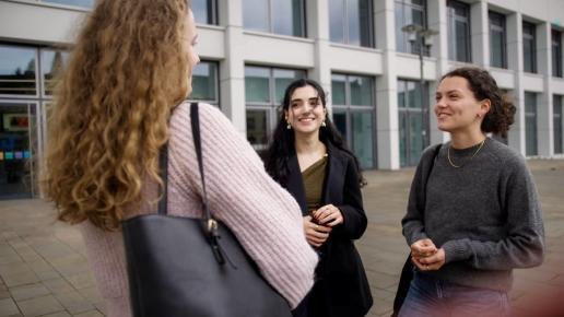Studierende auf dem Schlossplatz vorm US-C Hörsaalzentrum