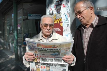 Zeitungsleser auf der Straße
