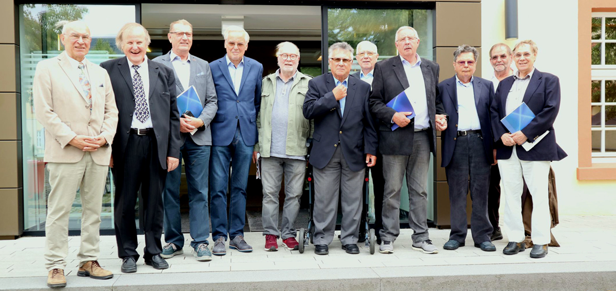 Die Jubilare mit Prof. Dr. Norbert Krawitz (links im Bild) vor dem Eingang der Bibliothek am Campus Unteres Schloss