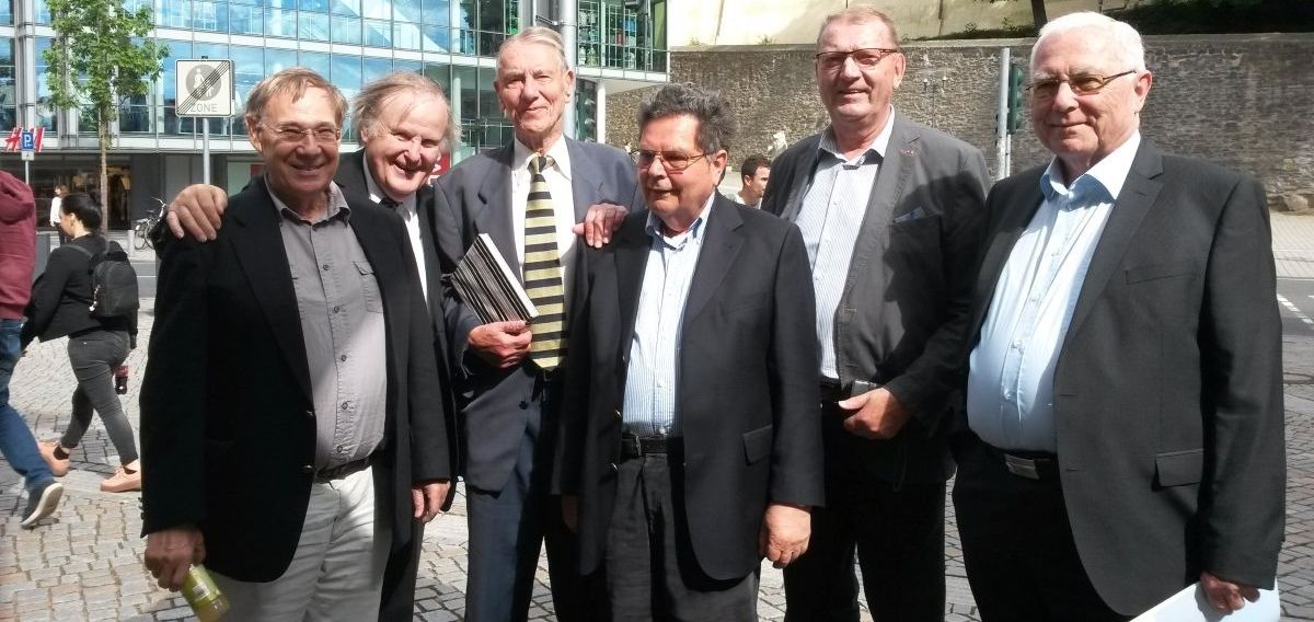 Im Anschluss an den Besuch in der Fakultät trafen die Jubilare in Siegen Prof. Dr. Gerhard Merk (im Bild 3.v.l.) und tauschen sich mit ihrem ehemaligen Dozenten über aktuelle Themen aus Wirtschaft und Politik aus. 