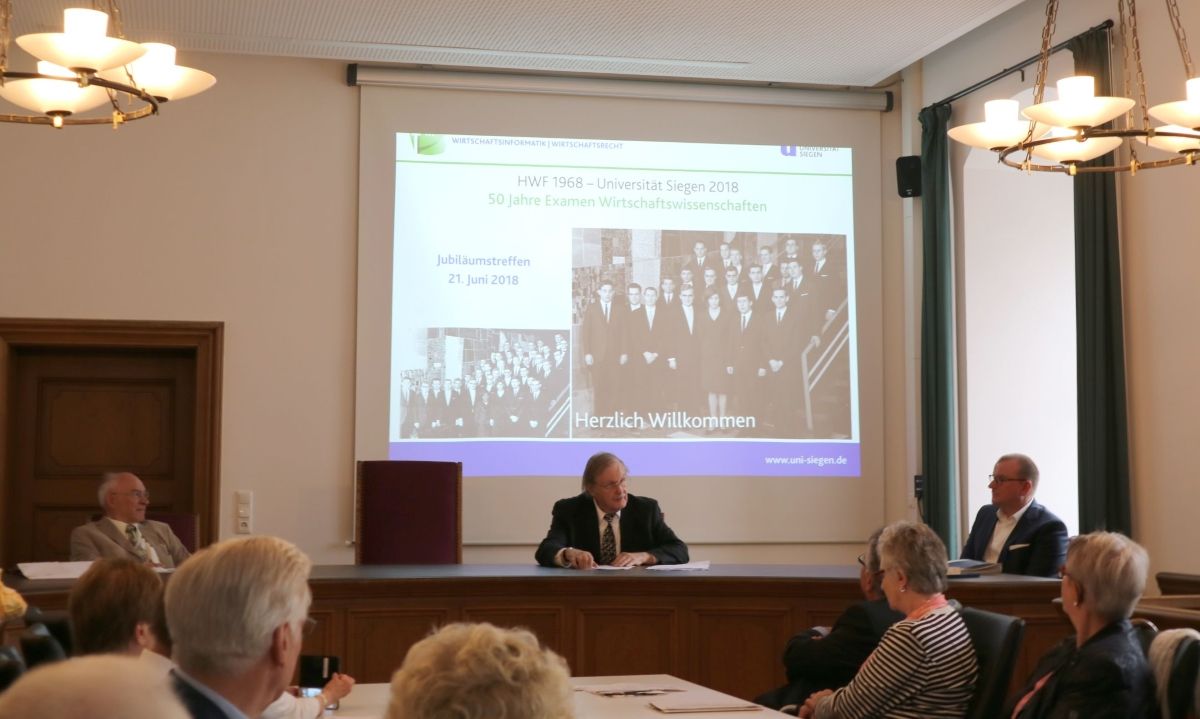 Jubilar Rüdiger Althaus bei seiner Ansprache an die ehemmaligen Kommilitonen.