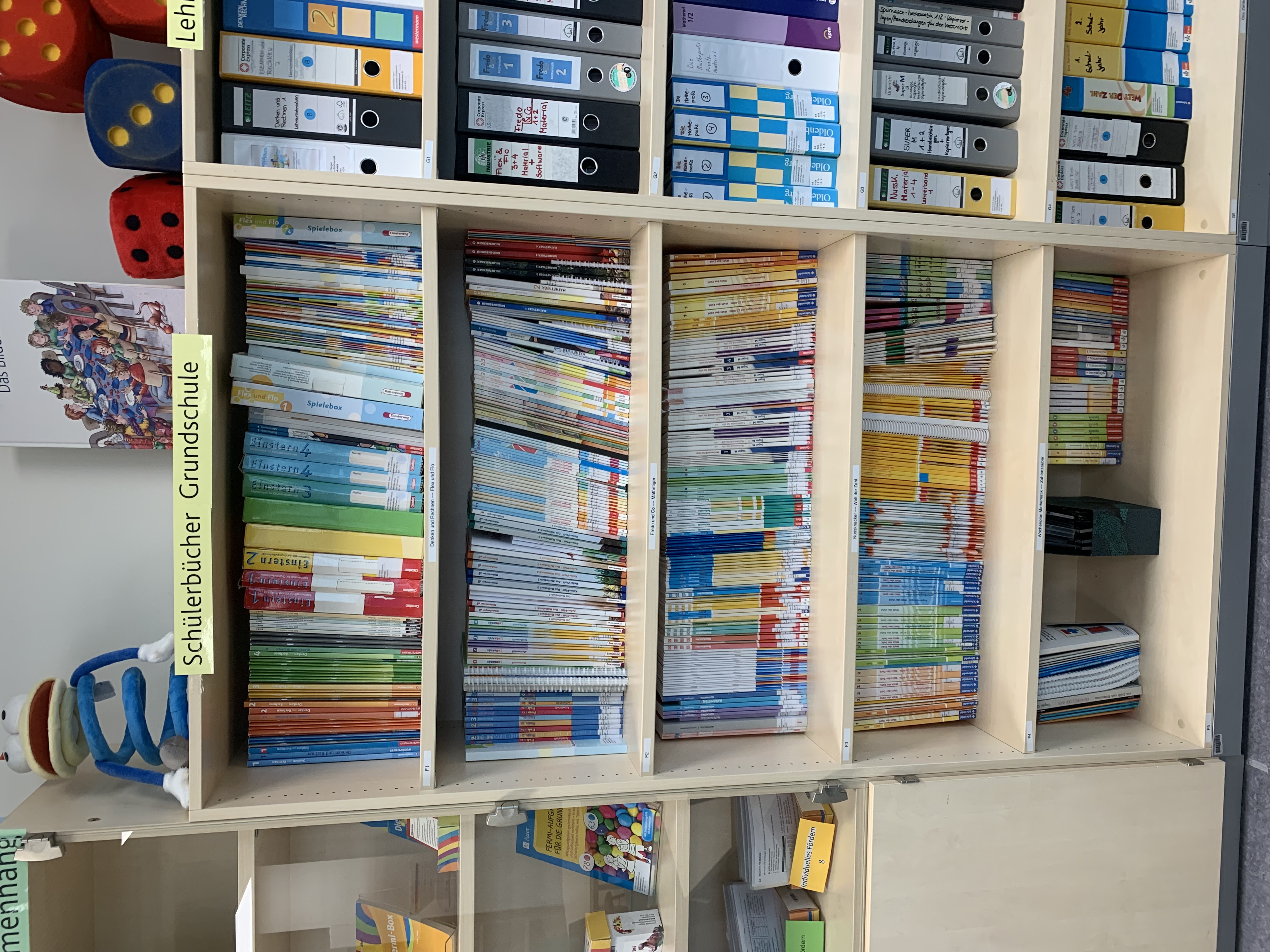 Schulbücher Grundschule 6.12.22
