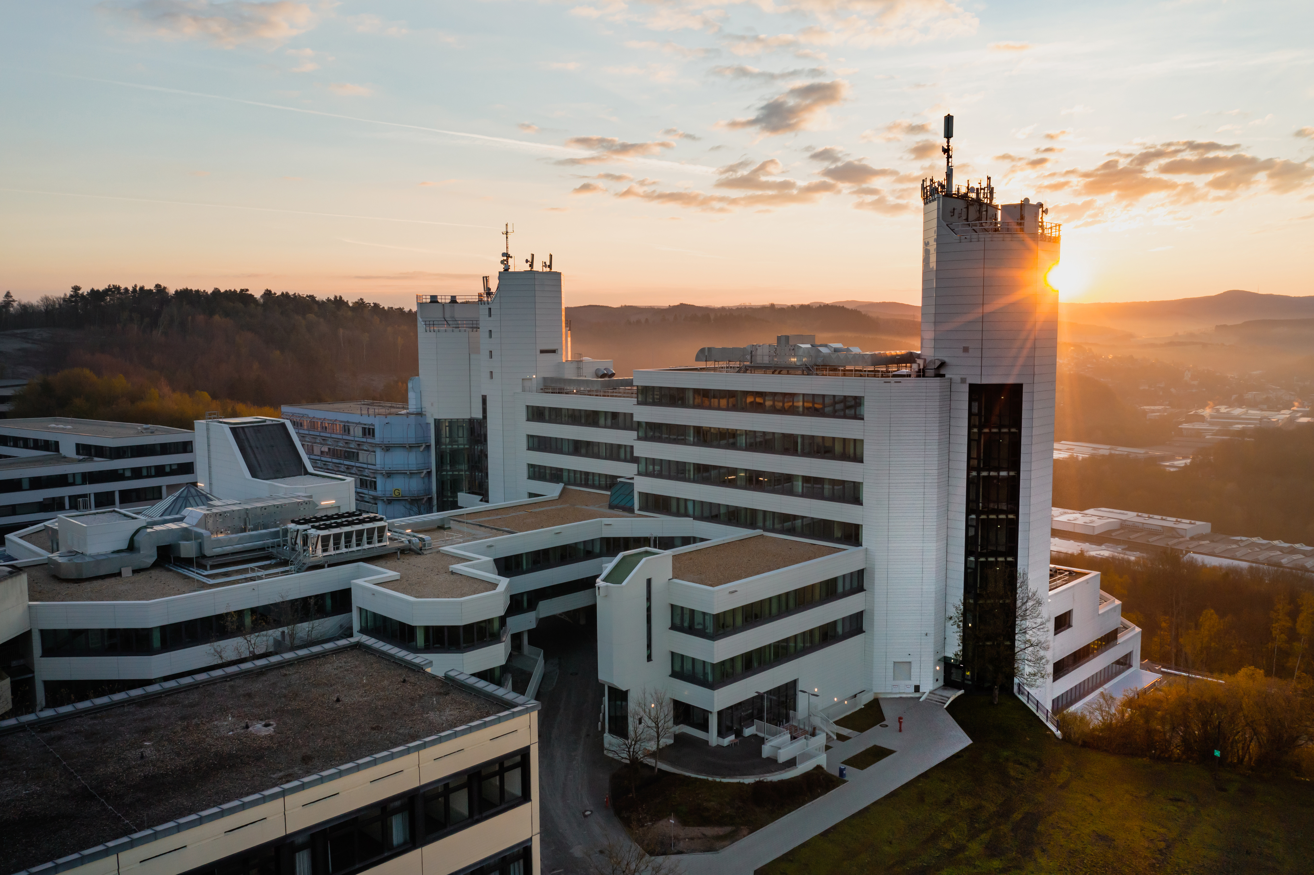 Der Campus Adolf-Reichwein-Straße bei untergehender Sonne aus der Vogelperspektive