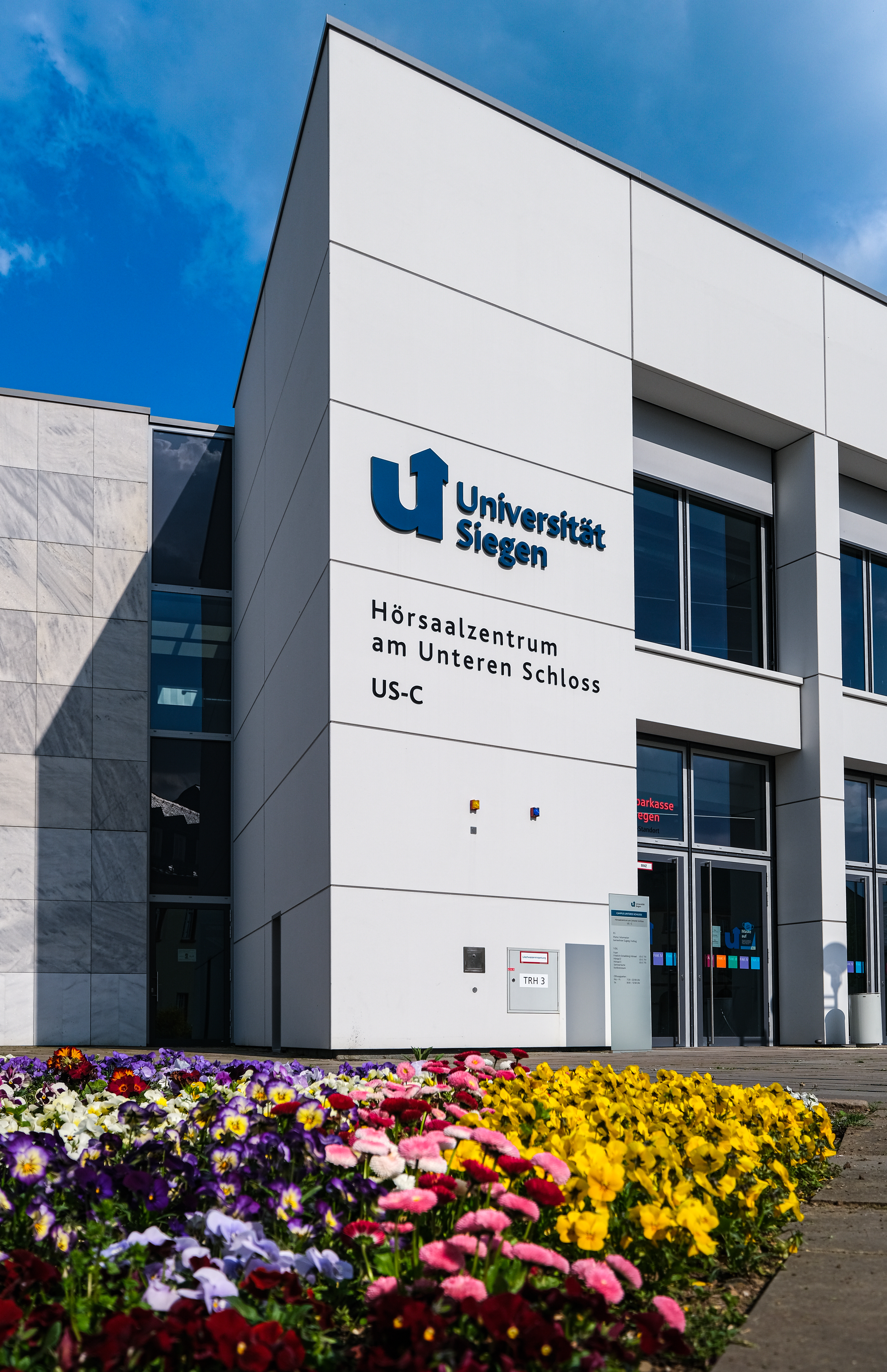 Campus Unteres Schloss Hörsaalzentrum. Außenaufnahme der Fassade.