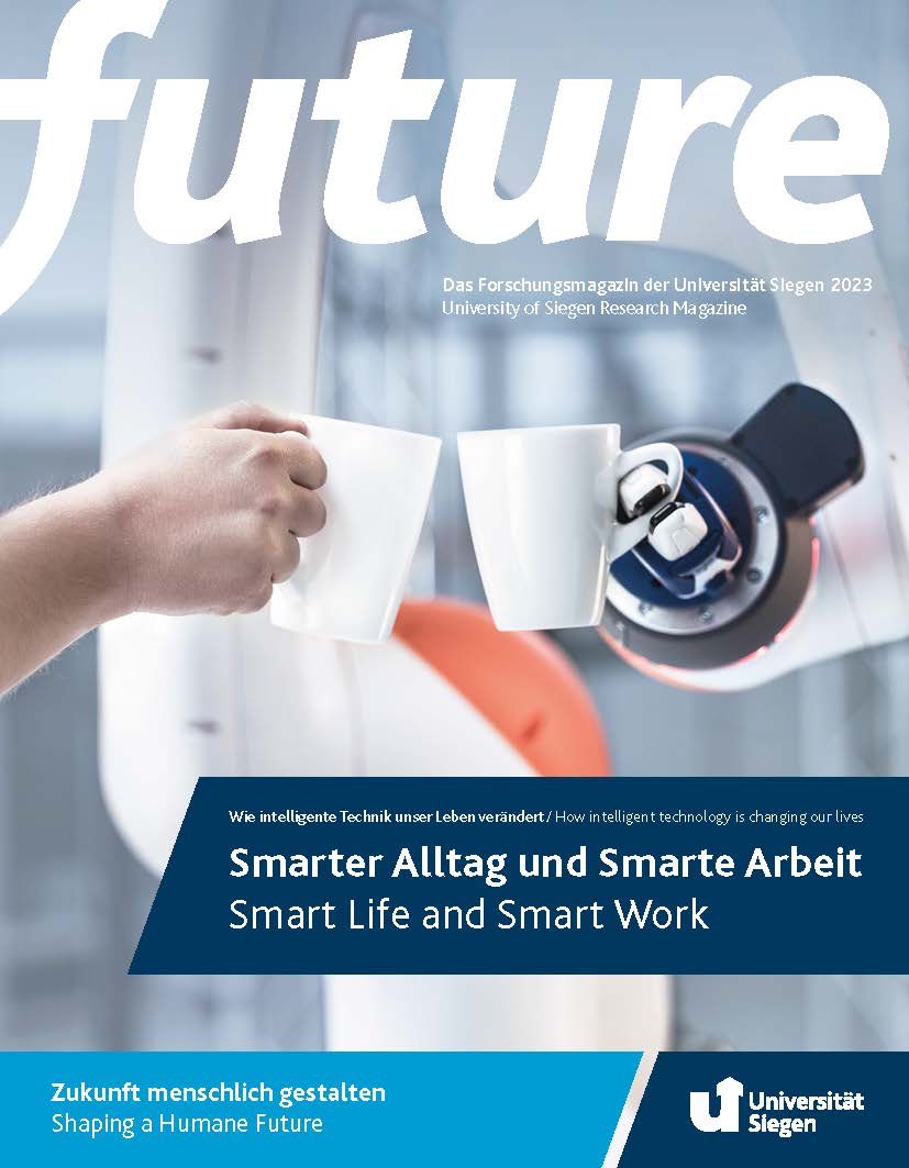 Titelbild Forschungsmagazin. Eine Roboterhand und eine Menschenhand prosten sich mit Kaffeetassen zu.