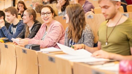Studierende im Hörsaal.