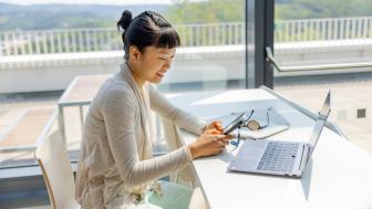 Studierende lernend vor ihrem Laptop
