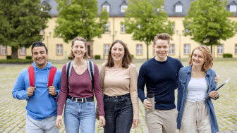 Studierenden in der Stadt unterwegs