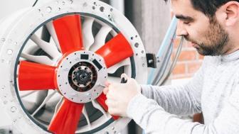 Mann arbeitet an einem technischen Gerät