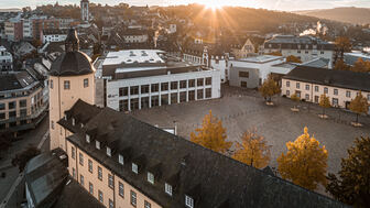Campus Unteres Schloss. Vogelperspektive: Schlossplatz, Siegberg und Krönchen im Hintergrund.