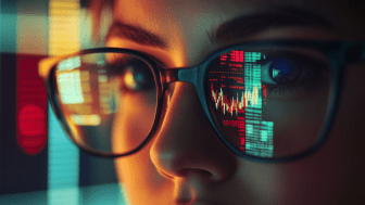 nahaufnahme_einer_person_mit_reflektiertem_aktienmarkt_in_der_ar-brille