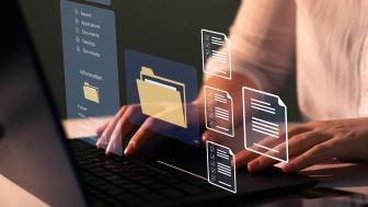 Laptop DMS Hände Akten Digitalisierung