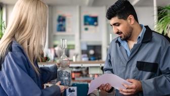 Bauingenieur Studierende in einem Labor
