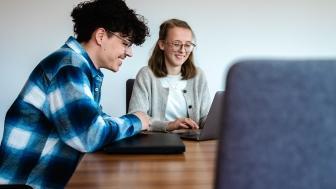 Studierende mit Laptop am Tisch