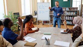 Lehrer vor Schüler