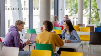 Studierende der Sozialwissenschaften gemeinsam in der Uni Mensa