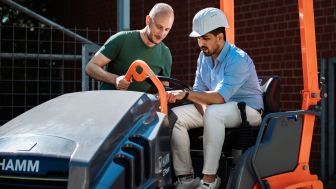 Student im dualen Bauingenieurstudium lernt die Praxis kennen