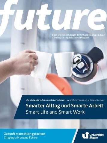 Titelbild Forschungsmagazin. Eine Roboterhand und eine Menschenhand prosten sich mit Kaffeetassen zu.