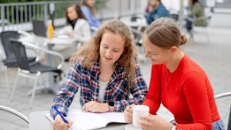 Studenten lernen zusammen