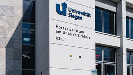 Campus Unteres Schloss Hörsaalzentrum. Außenaufnahme der Fassade.