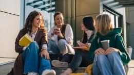 Studierende sitzen zusammen