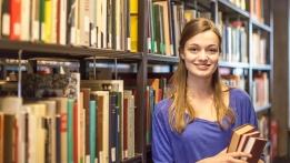 Vorstudierende in der Bib