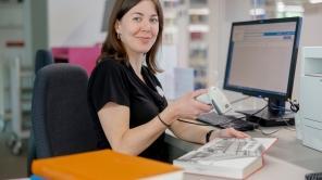 Mitarbeiterin der Bibliothek scannt Bücher ein