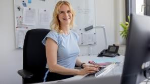 Mitarbeiterin der Universität an ihrem Arbeitsplatz