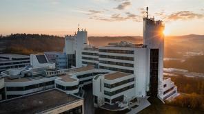 Der Campus Adolf-Reichwein-Straße bei untergehender Sonne aus der Vogelperspektive