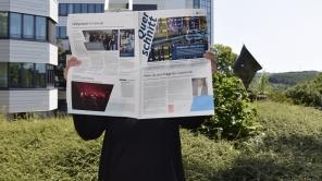 Frau liest Uni-Zeitung Querschnitt