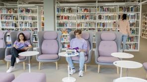 Studierende im der Bibliothek