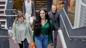 Studierende kommen die Treppe hoch