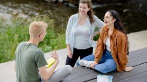 Studierende am Siegufer