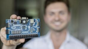 Student mit Platine in der Hand