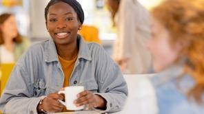 Studierende mit Tasse