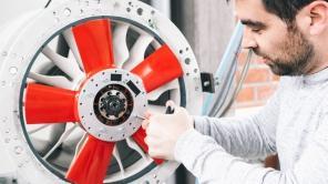 Mann arbeitet an einem technischen Gerät