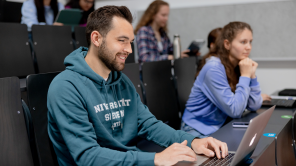 Student arbeitet am Laptop