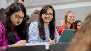 Studierende lernen zusammen