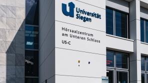 Campus Unteres Schloss Hörsaalzentrum. Außenaufnahme der Fassade.