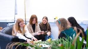 Frauen sind im Gespräch miteinander.
