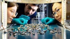 Forscherinnen und Forscher analysieren Arbeitsproben