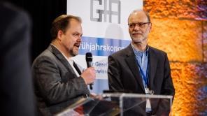 Prof. Dr.-Ing. Johannes Brombach würdigt den Preisträger