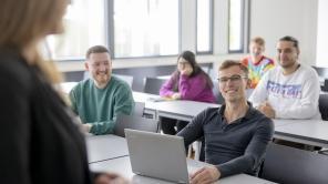 Studierende im Veranstaltungsraum