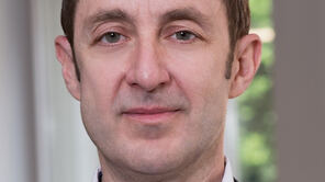 Portrait von Prof. Dr. Dr. Sascha Kraus