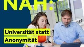 Der Claim &quot;Liegt nah&quot; wird kombiniert mit dem Werbesatz &quot;Universität statt Anonymität&quot;. Als Motiv ist eine persönliche Beratungssituation zu sehen.