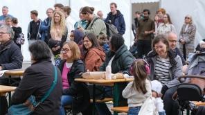 Besucherinnen und Besucher bei der Offenen Uni