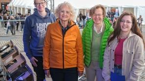 Auf der Bühne der Offenen Uni: Pressesprecher André Zeppenfeld, Siegens stellv. Bürgermeisterin Angela Jung, Uni-Rektorin Prof. Dr. Stefanie Reese und Moderatorin Anna Lena Schmidt