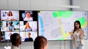 Teammeeting mit online verbundenen Mitarbeitenden