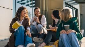 Studierende sitzen zusammen