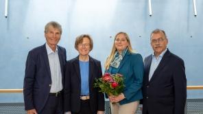 Einstimmig im Artur-Woll-Haus gewählt: Iris Litty mit (von links) Prof. Dr. Nikolaus Risch (Vorsitzender des Hochschulrats), Prof. Dr. Stefanie Reese (Rektorin der Universität Siegen) und Prof. Dr. Peter Krebs (Vorsitzender der Hochschulwahlversammlung).